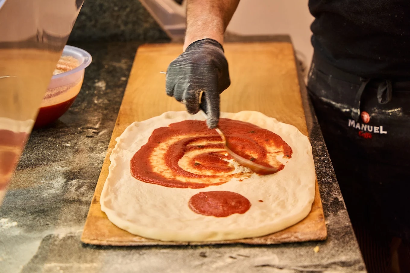 Preparazione dell'impasto della pizza