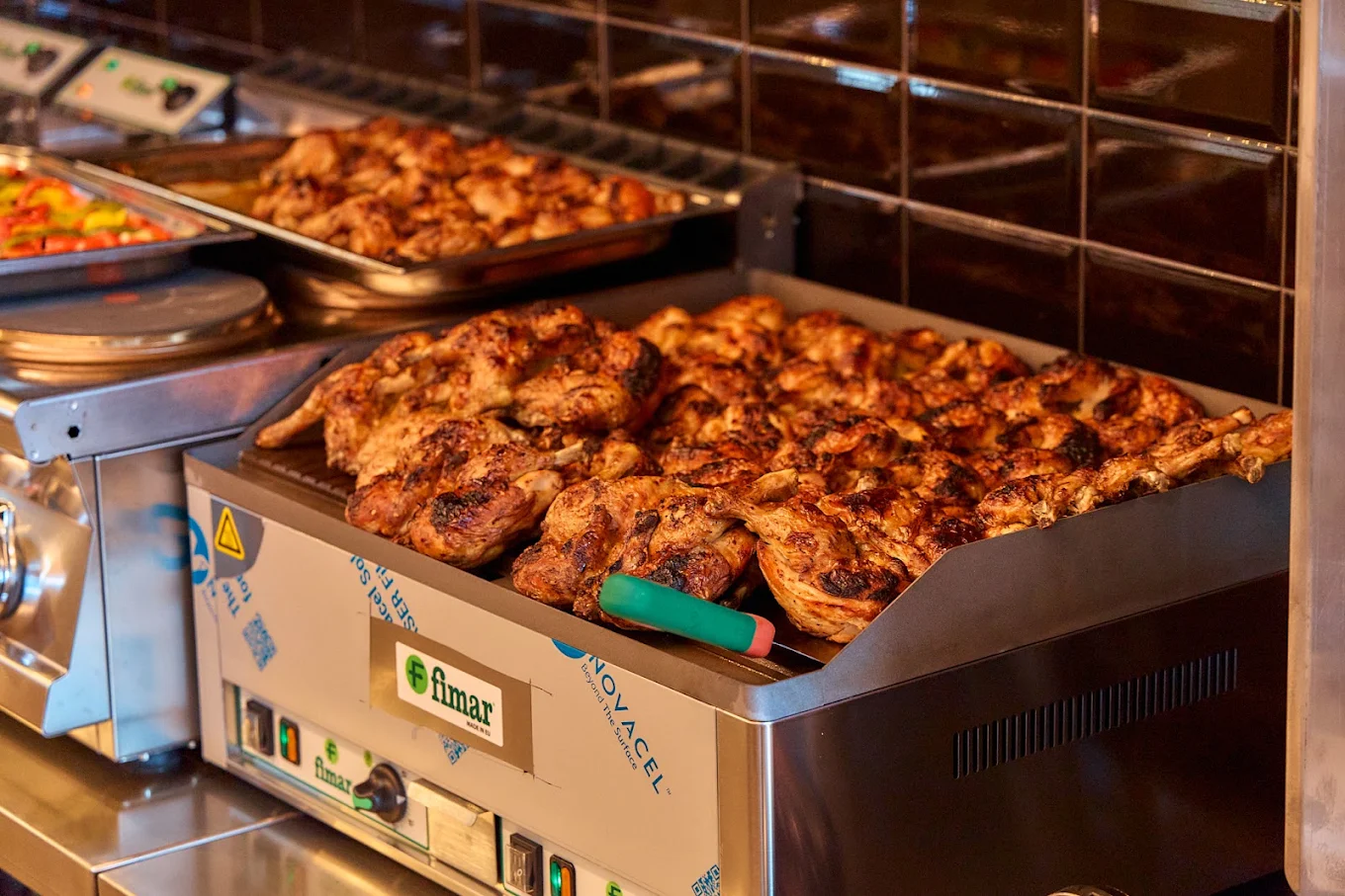 Pollo alla griglia sul banco caldo
