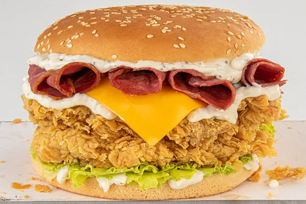 Panino con pollo croccante, formaggio e bresaola