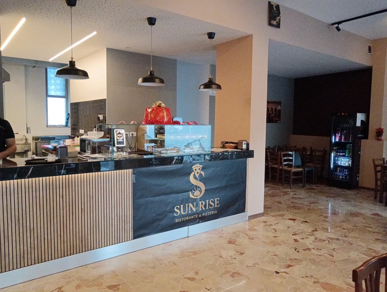 Interno e bancone del ristorante Sun Rise